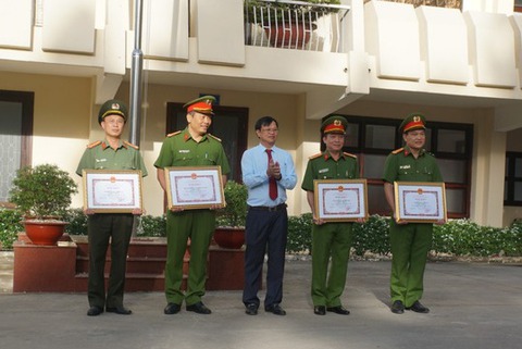 Khen thưởng các lực lượng Công an tỉnh Đồng Nai bắt cướp nhanh, cứu người bị nạn - Ảnh 1. Khen thưởng các lực lượng Công an tỉnh Đồng Nai bắt cướp nhanh, cứu người bị nạn - Ảnh 1.