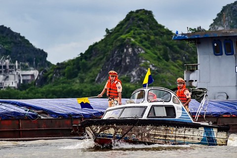 Cảnh sát đường thủy được hóa trang, dùng vũ khí trấn áp trong trường hợp cần thiết - Ảnh 1. Cảnh sát đường thủy được hóa trang, dùng vũ khí trấn áp trong trường hợp cần thiết - Ảnh 1.