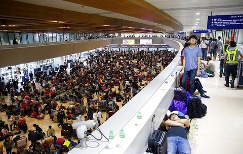 3 ngày sau sự cố mất điện ở các sân bay tại Philippines: Nhiều hành khách vẫn mắc kẹt - Ảnh 8. 3 ngày sau sự cố mất điện ở các sân bay tại Philippines: Nhiều hành khách vẫn mắc kẹt - Ảnh 8.