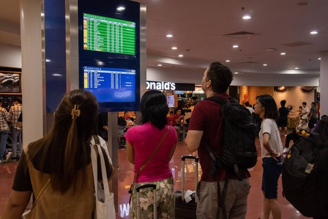 3 ngày sau sự cố mất điện ở các sân bay tại Philippines: Nhiều hành khách vẫn mắc kẹt - Ảnh 3. 3 ngày sau sự cố mất điện ở các sân bay tại Philippines: Nhiều hành khách vẫn mắc kẹt - Ảnh 3.
