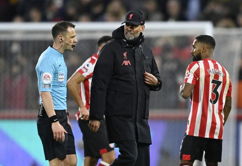 HLV Jurgen Klopp: Nói chuyện với trọng tài như nói với... lò vi sóng - Ảnh 1. HLV Jurgen Klopp: Nói chuyện với trọng tài như nói với... lò vi sóng - Ảnh 1.
