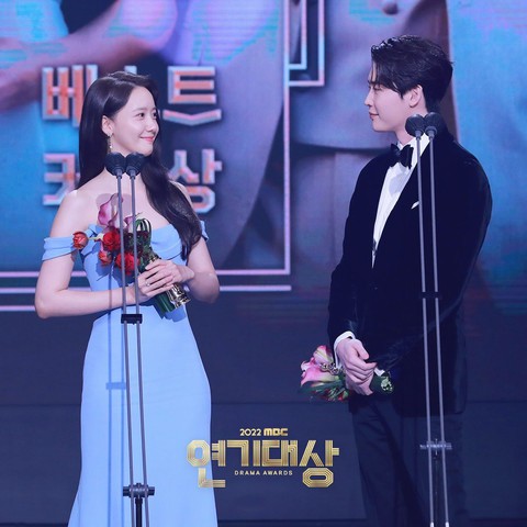 Lee Jong Suk ‘lỡ lời’ gọi YoonA là vợ, fan réo gọi IU - Ảnh 1. Lee Jong Suk ‘lỡ lời’ gọi YoonA là vợ, fan réo gọi IU - Ảnh 1.