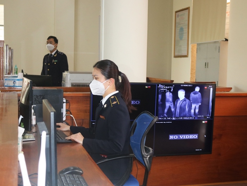 Móng Cái bỏ xét nghiệm COVID-19 người qua cửa khẩu sang Trung Quốc từ 8-1 - Ảnh 1. Móng Cái bỏ xét nghiệm COVID-19 người qua cửa khẩu sang Trung Quốc từ 8-1 - Ảnh 1.