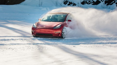 Tesla bị phạt gần 52 tỉ đồng vì không nói rõ tầm vận hành xe điện bị ảnh hưởng từ thời tiết - Ảnh 1. Tesla bị phạt gần 52 tỉ đồng vì không nói rõ tầm vận hành xe điện bị ảnh hưởng từ thời tiết - Ảnh 1.