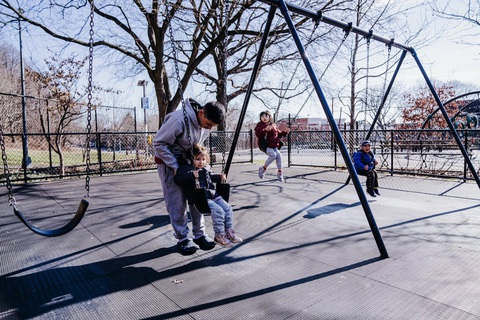 Cư dân New York cảm xúc lẫn lộn khi tuyết đầu mùa đến muộn - Ảnh 3. Cư dân New York cảm xúc lẫn lộn khi tuyết đầu mùa đến muộn - Ảnh 3.