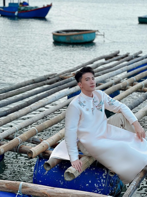 Mới đi diễn đầu năm, S.T Sơn Thạch đã gặp chuyện giật mình - Ảnh 4. Mới đi diễn đầu năm, S.T Sơn Thạch đã gặp chuyện giật mình - Ảnh 4.
