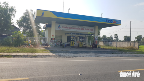 Cây xăng mở bán hờ để đối phó: Cơ quan chức năng cũng... bó tay?! - Ảnh 1. Cây xăng mở bán hờ để đối phó: Cơ quan chức năng cũng... bó tay?! - Ảnh 1.