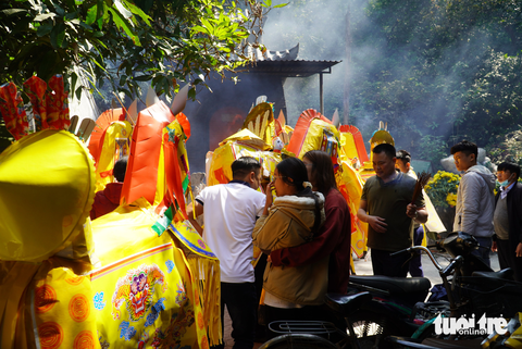 Tái diễn đốt đồ lễ, ngựa giấy khủng ở đền Ông Hoàng Mười - Ảnh 2. Tái diễn đốt đồ lễ, ngựa giấy khủng ở đền Ông Hoàng Mười - Ảnh 2.