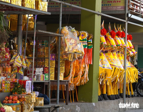 Tái diễn đốt đồ lễ, ngựa giấy khủng ở đền Ông Hoàng Mười - Ảnh 4. Tái diễn đốt đồ lễ, ngựa giấy khủng ở đền Ông Hoàng Mười - Ảnh 4.