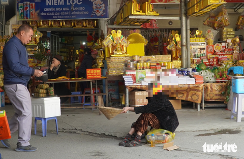 Tái diễn đốt đồ lễ, ngựa giấy khủng ở đền Ông Hoàng Mười - Ảnh 6. Tái diễn đốt đồ lễ, ngựa giấy khủng ở đền Ông Hoàng Mười - Ảnh 6.