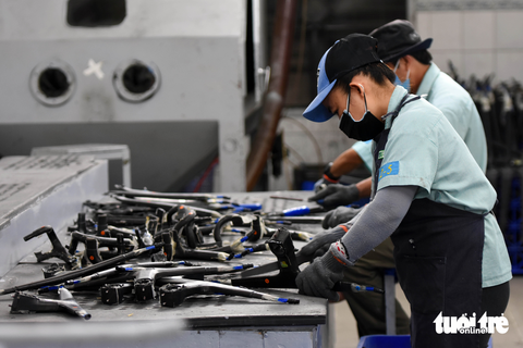 Công nhân hớn hở nhận lì xì đầu năm, nhiều doanh nghiệp có gần 100% lao động trở lại làm việc - Ảnh 1. Công nhân hớn hở nhận lì xì đầu năm, nhiều doanh nghiệp có gần 100% lao động trở lại làm việc - Ảnh 1.