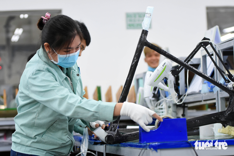 Công nhân hớn hở nhận lì xì đầu năm, nhiều doanh nghiệp có gần 100% lao động trở lại làm việc - Ảnh 2. Công nhân hớn hở nhận lì xì đầu năm, nhiều doanh nghiệp có gần 100% lao động trở lại làm việc - Ảnh 2.