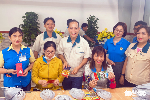 Công nhân hớn hở nhận lì xì đầu năm, nhiều doanh nghiệp có gần 100% lao động trở lại làm việc - Ảnh 3. Công nhân hớn hở nhận lì xì đầu năm, nhiều doanh nghiệp có gần 100% lao động trở lại làm việc - Ảnh 3.