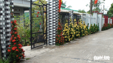 Hàng rào đỏ rực tại miền Tây, ai qua cũng ngoái nhìn - Ảnh 6. Hàng rào đỏ rực tại miền Tây, ai qua cũng ngoái nhìn - Ảnh 6.