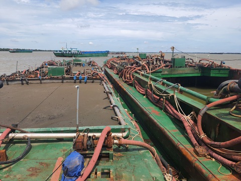 Đề nghị truy tố nhóm cát tặc dùng ám hiệu ‘đi nhậu’ để hút 73.000m3 cát - Ảnh 1. Tang vật khai thác của đường dây cát tặc bị bắt quả tang - Ảnh: Cục Cảnh sát giao thông