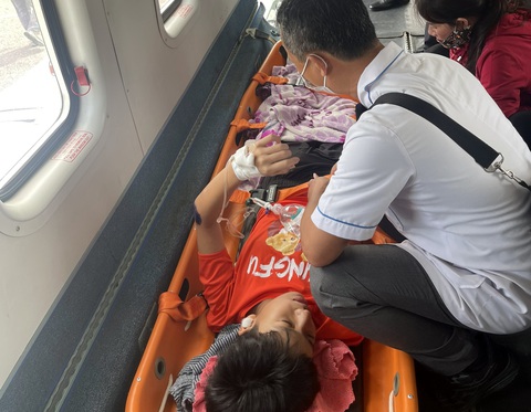 Người dân, cộng đồng mạng quyên góp đưa thiếu niên từ Côn Đảo vào đất liền cấp cứu - Ảnh 2. Người dân, cộng đồng mạng quyên góp đưa thiếu niên từ Côn Đảo vào đất liền cấp cứu - Ảnh 2.