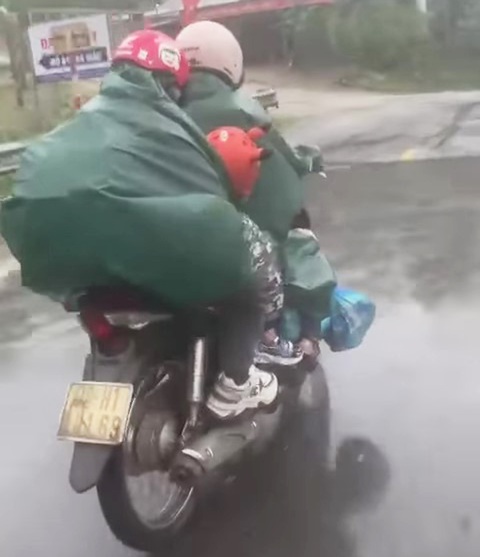 Cô giáo đội mưa, chở con trở lại điểm trường sau Tết gây xúc động cộng đồng mạng - Ảnh 1. Cô giáo đội mưa, chở con trở lại điểm trường sau Tết gây xúc động cộng đồng mạng - Ảnh 1.
