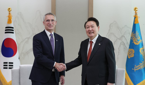 Tổng thống Hàn Quốc Yoon Suk Yeol (phải) tiếp Tổng thư ký NATO Jens Stoltenberg tại Seoul vào ngày 30-1 - Ảnh: YONHAP Tổng thống Hàn Quốc Yoon Suk Yeol (phải) tiếp Tổng thư ký NATO Jens Stoltenberg tại Seoul vào ngày 30-1 - Ảnh: YONHAP