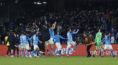 Đánh bại AS Roma của Mourinho, Napoli bỏ xa Inter Milan 13 điểm - Ảnh 1. Đánh bại AS Roma của Mourinho, Napoli bỏ xa Inter Milan 13 điểm - Ảnh 1.