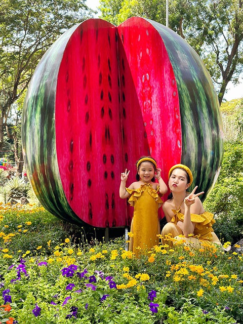 Ảnh vui sao Việt 30-1: Ngọc Trinh nhí nhảnh bên cháu gái - Ảnh 1. Ảnh vui sao Việt 30-1: Ngọc Trinh nhí nhảnh bên cháu gái - Ảnh 1.