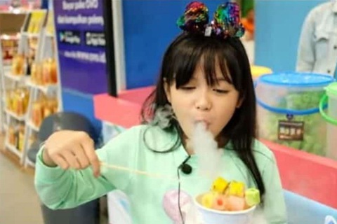 Indonesia báo động trước việc trẻ bỏng dạ dày vì ăn món “hơi thở rồng” - Ảnh 1. Indonesia báo động trước việc trẻ bỏng dạ dày vì ăn món “hơi thở rồng” - Ảnh 1.