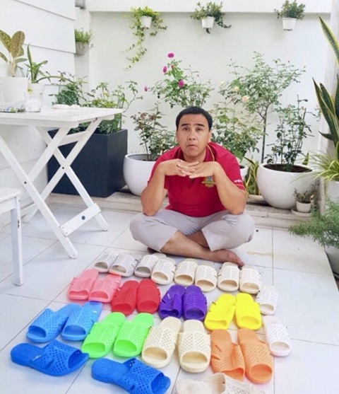 Quyền Linh đi dép tổ ong, mua cả hộp vàng lấy vía đầu năm - Ảnh 3. Quyền Linh đi dép tổ ong, mua cả hộp vàng lấy vía đầu năm - Ảnh 3.