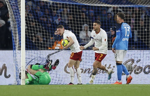 Đánh bại AS Roma của Mourinho, Napoli bỏ xa Inter Milan 13 điểm - Ảnh 2. Đánh bại AS Roma của Mourinho, Napoli bỏ xa Inter Milan 13 điểm - Ảnh 2.