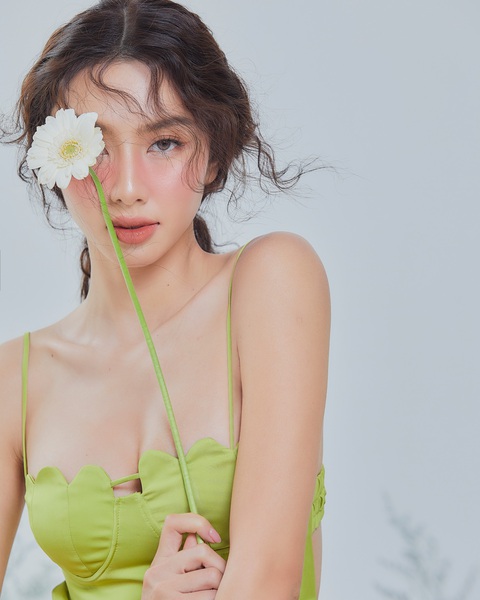 Hoa hậu Thùy Tiên ghi điểm với style cực cháy ngày đầu năm - Ảnh 7. Hoa hậu Thùy Tiên ghi điểm với style cực cháy ngày đầu năm - Ảnh 7.