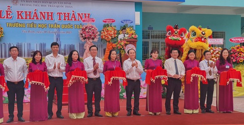 Trường tiểu học Trần Quốc Toản khánh thành ngay ngày đầu tiên học sinh đi học lại - Ảnh 2. Trường tiểu học Trần Quốc Toản khánh thành ngay ngày đầu tiên học sinh đi học lại - Ảnh 2.