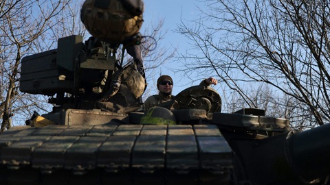 Ukraine dùng xe tăng thời Liên Xô trong lúc chờ xe tăng NATO - Ảnh 2. Ukraine dùng xe tăng thời Liên Xô trong lúc chờ xe tăng NATO - Ảnh 2.