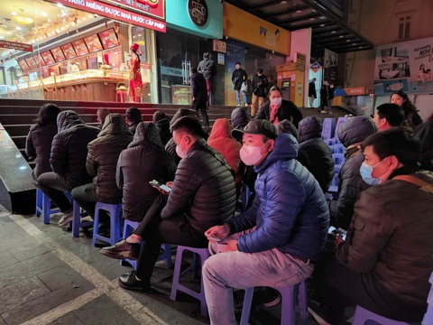 Ngày vía Thần Tài, người dân mua vàng cầu may từ sớm - Ảnh 1. Ngày vía Thần Tài, người dân mua vàng cầu may từ sớm - Ảnh 1.