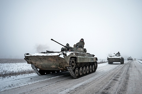 Xe tăng của Ukraine hành quân trong thời tiết giá lạnh ở vùng Donetsk vào ngày 30-1 - Ảnh: AFP Xe tăng của Ukraine hành quân trong thời tiết giá lạnh ở vùng Donetsk vào ngày 30-1 - Ảnh: AFP
