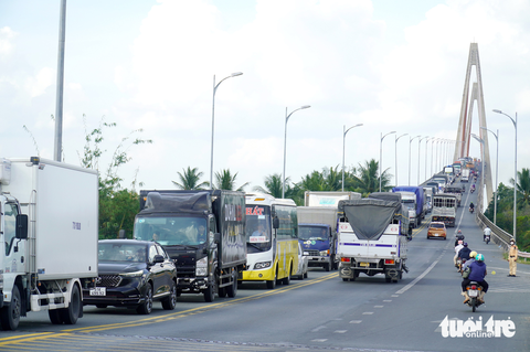 Cầu Rạch Miễu thường xuyên bị kẹt xe - Ảnh: MẬU TRƯỜNG Cầu Rạch Miễu thường xuyên bị kẹt xe - Ảnh: MẬU TRƯỜNG