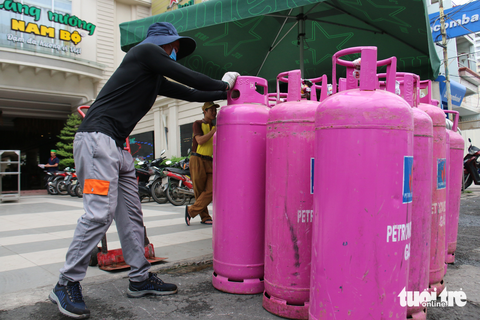 Giá gas tăng mạnh, thêm 33.000 đồng mỗi bình 12kg - Ảnh 1. Giá gas tăng mạnh kể từ ngày 1-9 và đây là tháng thứ hai liên tiếp giá gas tăng - Ảnh: NGỌC HIỂN