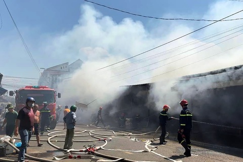8 ki ốt sau chợ Long Khánh cháy ngùn ngụt giữa trưa - Ảnh 1. 8 ki ốt sau chợ Long Khánh cháy ngùn ngụt giữa trưa - Ảnh 1.