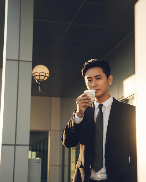 Joo Ji Hoon lội ngược dòng, từ Thái tử Shin dính bê bối đến quý ông số đỏ - Ảnh 4. Joo Ji Hoon lội ngược dòng, từ Thái tử Shin dính bê bối đến quý ông số đỏ - Ảnh 4.
