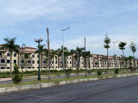 Vì sao giao dịch giảm mạnh nhưng giá nhà vẫn neo cao? - Ảnh 1. Vì sao giao dịch giảm mạnh nhưng giá nhà vẫn neo cao? - Ảnh 1.