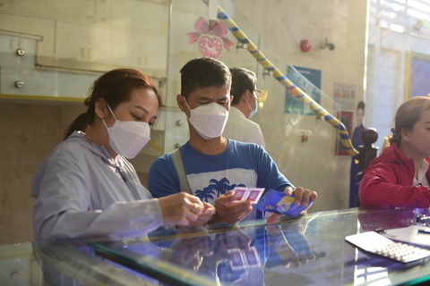 Ngày vía Thần Tài, người dân mua vàng cầu may từ sớm - Ảnh 2. Ngày vía Thần Tài, người dân mua vàng cầu may từ sớm - Ảnh 2.