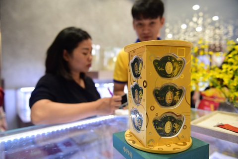 Ngày vía Thần Tài, người dân mua vàng cầu may từ sớm - Ảnh 5. Ngày vía Thần Tài, người dân mua vàng cầu may từ sớm - Ảnh 5.