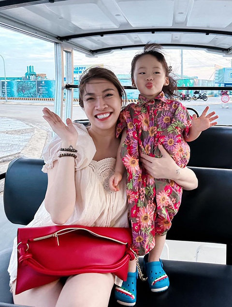Ảnh vui sao Việt 31-1: Jennifer Phạm khoái chí khi được con bồng bế - Ảnh 9. Ảnh vui sao Việt 31-1: Jennifer Phạm khoái chí khi được con bồng bế - Ảnh 9.