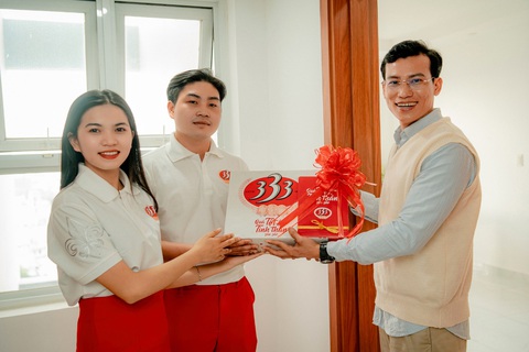 Bia 333 trao gửi quà Tết - Ảnh 3. Bia 333 trao gửi quà Tết - Ảnh 3.