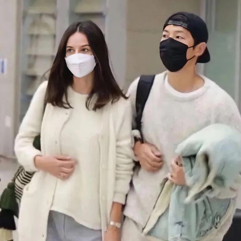 Dân mạng xôn xao về 2 lời hứa trọn đời của Song Joong Ki - Ảnh 2. Dân mạng xôn xao về 2 lời hứa trọn đời của Song Joong Ki - Ảnh 2.