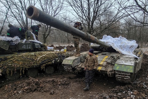 Ukraine nói sắp nhận hơn 120-140 xe tăng, riêng vụ F-16 tiếp tục gặp khó - Ảnh 1. Ukraine nói sắp nhận hơn 120-140 xe tăng, riêng vụ F-16 tiếp tục gặp khó - Ảnh 1.