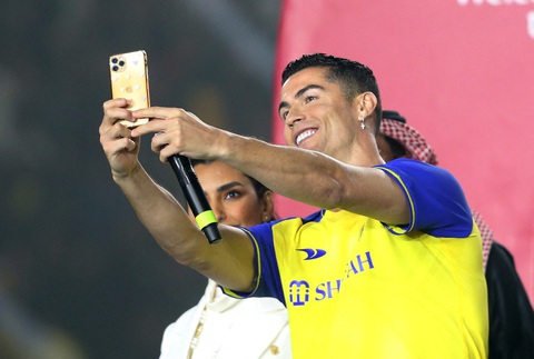 25.000 CĐV Al Nassr xem Ronaldo ra mắt - Ảnh 7. 25.000 CĐV Al Nassr xem Ronaldo ra mắt - Ảnh 7.
