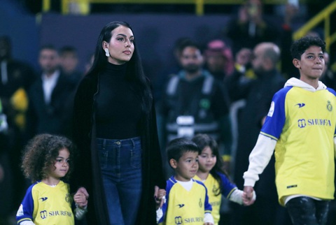 25.000 CĐV Al Nassr xem Ronaldo ra mắt - Ảnh 2. 25.000 CĐV Al Nassr xem Ronaldo ra mắt - Ảnh 2.