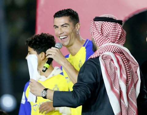 25.000 CĐV Al Nassr xem Ronaldo ra mắt - Ảnh 6. 25.000 CĐV Al Nassr xem Ronaldo ra mắt - Ảnh 6.