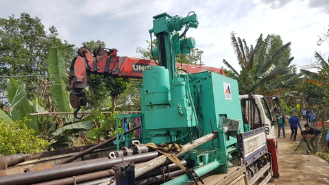 Vụ bé trai rơi xuống trụ bê tông: Sử dụng khoan xoáy nước áp lực cao để sớm nhổ trụ lên - Ảnh 3. Vụ bé trai rơi xuống trụ bê tông: Sử dụng khoan xoáy nước áp lực cao để sớm nhổ trụ lên - Ảnh 3.