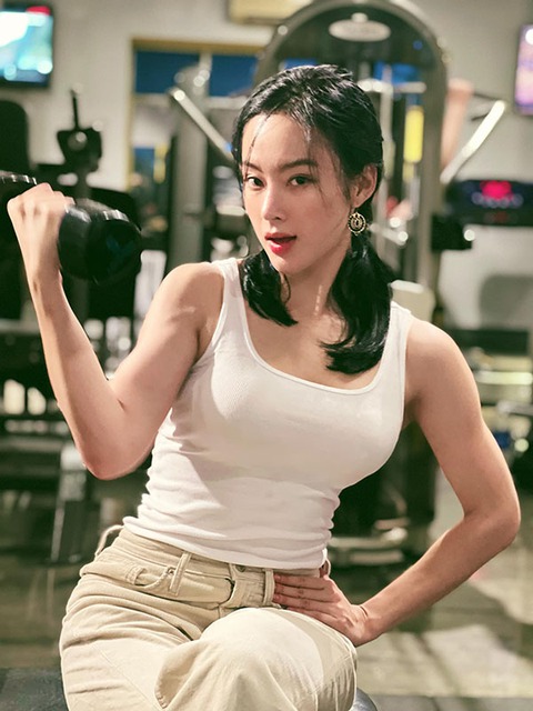 Ảnh vui sao Việt 4-1: Angela Phương Trinh khoe cơ bắp cuồn cuộn - Ảnh 1. Ảnh vui sao Việt 4-1: Angela Phương Trinh khoe cơ bắp cuồn cuộn - Ảnh 1.