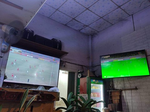 Ảnh vui 4-1: Hình ảnh trái ngược giữa sân Mỹ Đình và Bukit Jalil - Ảnh 1. Ảnh vui 4-1: Hình ảnh trái ngược giữa sân Mỹ Đình và Bukit Jalil - Ảnh 1.