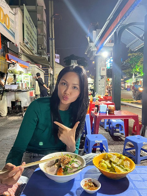 Ảnh vui sao Việt 4-1: Angela Phương Trinh khoe cơ bắp cuồn cuộn - Ảnh 9. Ảnh vui sao Việt 4-1: Angela Phương Trinh khoe cơ bắp cuồn cuộn - Ảnh 9.